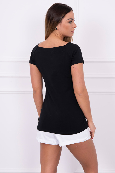  Tricou cu decolteu şi colier